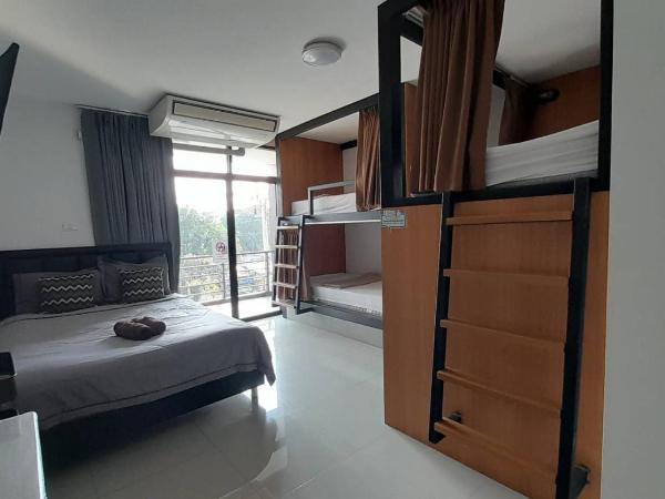 HOMEY-Don Mueang Airport Hostel : photo 1 de la chambre chambre familiale avec salle de bains privative