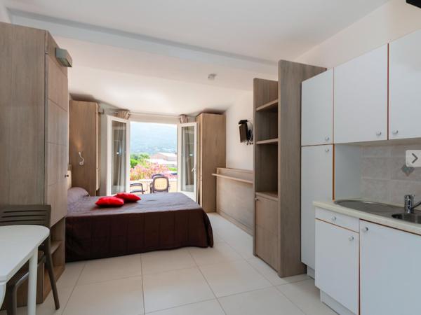 Hôtel et Résidence Ta Kladia - Omigna : photo 3 de la chambre studio n12 - 24 m² - vue sur parking (2 adultes + 1 enfant maximum) 