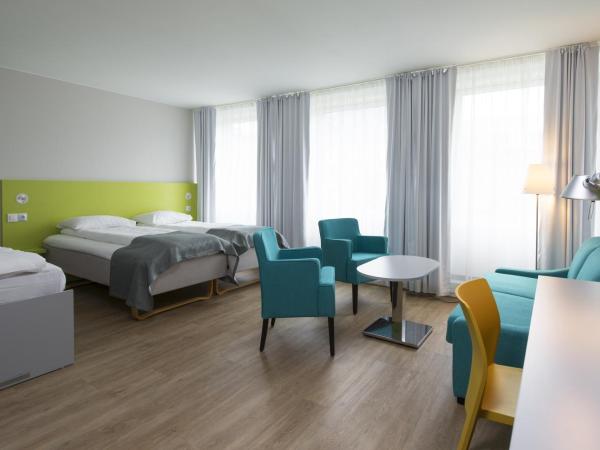Thon Hotel Trondheim : photo 2 de la chambre chambre familiale avec lit double ou 2 lits simples et lits d’appoint (canapé ou lit escamotable)