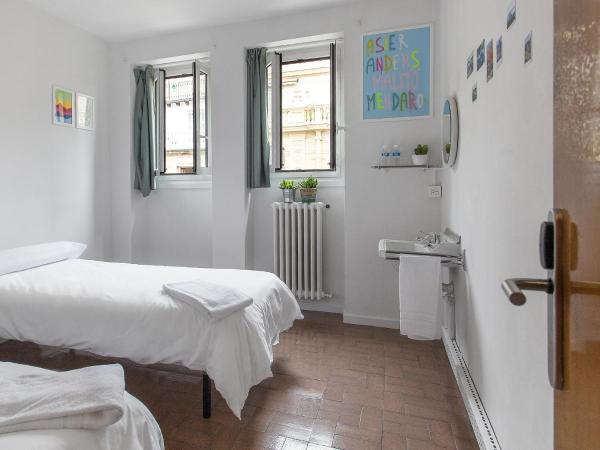 A Room In The City Hostel : photo 3 de la chambre chambre lits jumeaux avec salle de bains commune