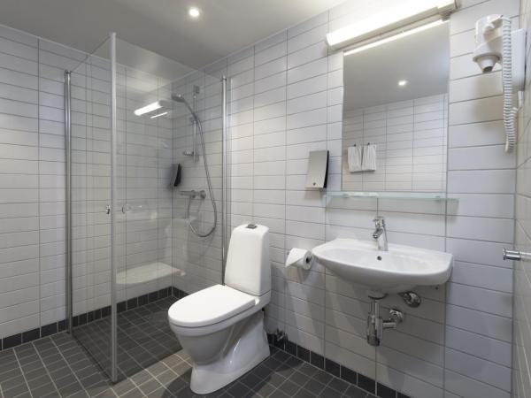 Thon Hotel Trondheim : photo 6 de la chambre chambre familiale avec lit double ou 2 lits simples et lits d’appoint (canapé ou lit escamotable)