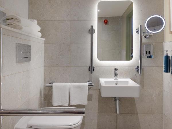 DoubleTree by Hilton Bristol North : photo 4 de la chambre chambre lit king-size pour personnes à mobilité réduite