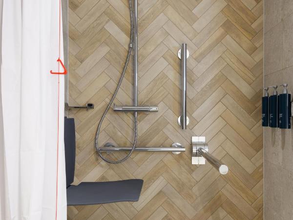 DoubleTree by Hilton Bristol North : photo 9 de la chambre chambre lit king-size pour personnes à mobilité réduite