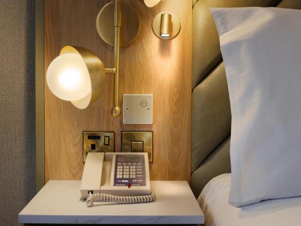 DoubleTree by Hilton Bristol North : photo 8 de la chambre chambre lit king-size pour personnes à mobilité réduite