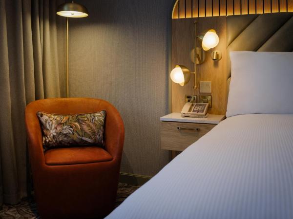 DoubleTree by Hilton Bristol North : photo 6 de la chambre chambre lit king-size pour personnes à mobilité réduite