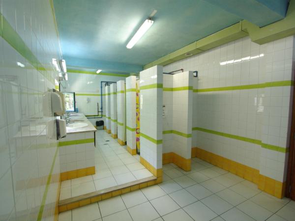 HI Faro - Pousada de Juventude : photo 9 de la chambre chambre lits jumeaux avec salle de bains commune