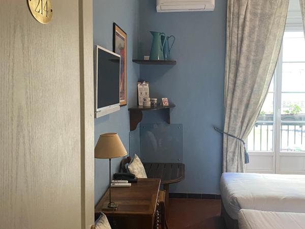 Hotel Central Bastia : photo 6 de la chambre chambre lits jumeaux avec balcon