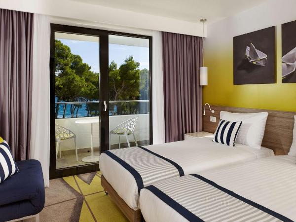 Park Plaza Arena Pula : photo 1 de la chambre chambre lits jumeaux supérieure avec balcon et vue sur la piscine