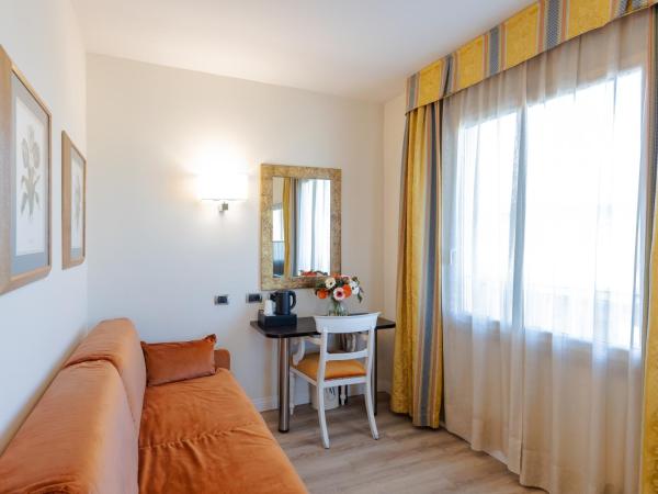 FH55 Grand Hotel Mediterraneo : photo 4 de la chambre suite junior - vue sur ville 