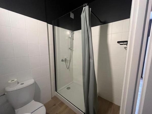 Grey Poznań Pokój z łazienką , Darmowy parking, Zameldowanie Bezobsługowe : photo 6 de la chambre chambre double avec salle de bains privative