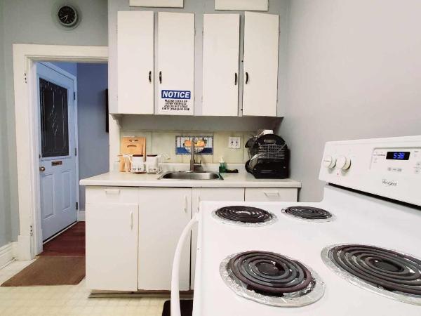 Merj's Guest House in Wolesly : photo 7 de la chambre chambre lit queen-size deluxe