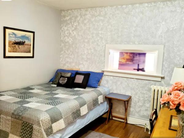 Merj's Guest House in Wolesly : photo 4 de la chambre chambre lit queen-size deluxe