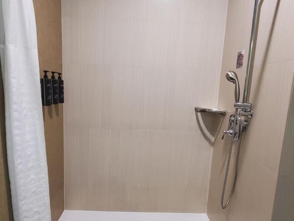 BLVD Hotel & Studios- Walking Distance to Universal Studios Hollywood : photo 9 de la chambre suite lit king-size