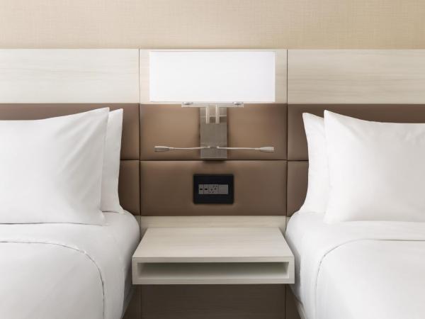 AC Hotel by Marriott Jacksonville St Johns Town Center : photo 3 de la chambre chambre avec 2 lits queen-size et canapé-lit - vue sur ville