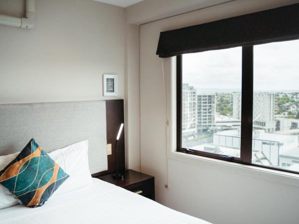 Auckland City Hotel - Hobson St : photo 1 de la chambre appartement en duplex 2 chambres avec lit simple et queen-size