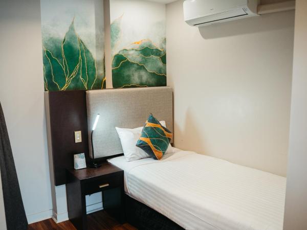 Auckland City Hotel - Hobson St : photo 3 de la chambre appartement en duplex 2 chambres avec lit simple et queen-size