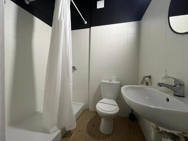 Grey Poznań Pokój z łazienką , Darmowy parking, Zameldowanie Bezobsługowe : photo 4 de la chambre chambre lits jumeaux avec salle de bains privative