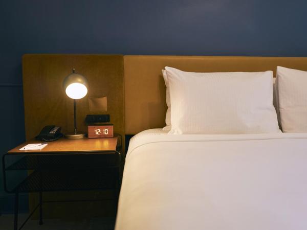 Hotel Julian : photo 2 de la chambre chambre lit king-size avec douche accessible en fauteuil roulant - adaptée aux personnes à mobilité réduite