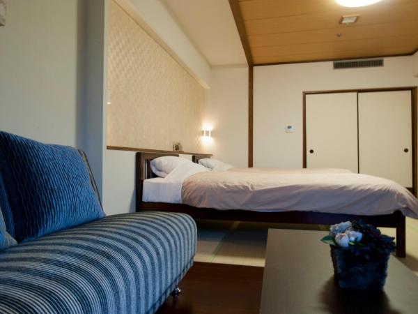 Maple Arima : photo 1 de la chambre chambre lits jumeaux avec salle de bains commune