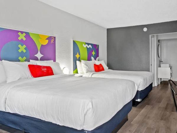 Developer Inn & Suites Airport JAX, a Baymont by Wyndham : photo 1 de la chambre queen room with two queen beds and bath tub - mobility/hearing accessible/non-smoking