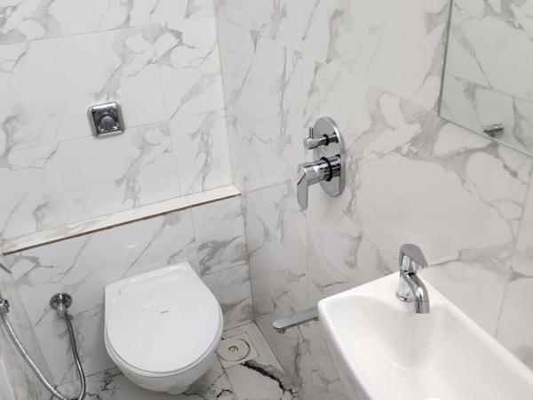 Galaxy Cabin Stay And Dormitory : photo 3 de la chambre lit simple dans dortoir pour hommes avec salle de bains commune