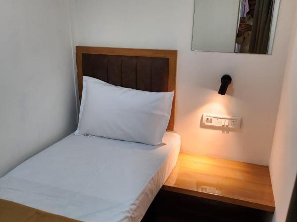 Galaxy Cabin Stay And Dormitory : photo 5 de la chambre lit simple dans dortoir pour hommes avec salle de bains commune