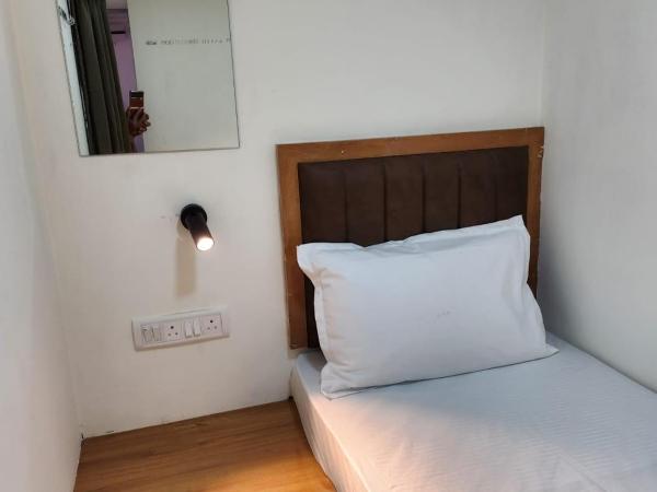 Galaxy Cabin Stay And Dormitory : photo 6 de la chambre lit simple dans dortoir pour hommes avec salle de bains commune