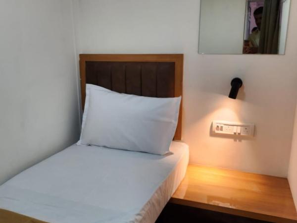 Galaxy Cabin Stay And Dormitory : photo 7 de la chambre lit simple dans dortoir pour hommes avec salle de bains commune