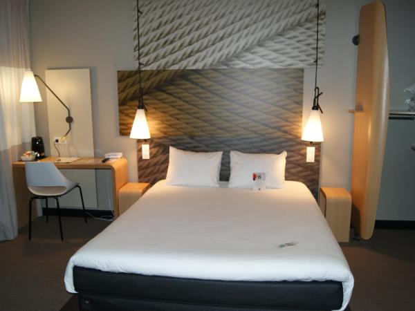 ibis Saint-Malo Madeleine : photo 1 de la chambre chambre supérieure avec douche à l'italienne - accessible aux personnes à mobilité réduite