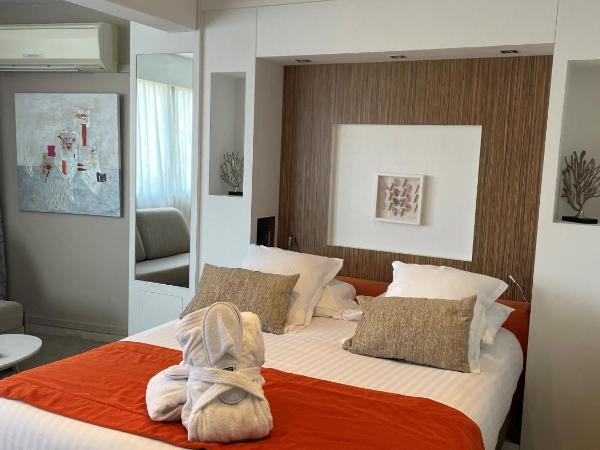 Best Western Plus Htel la Rade : photo 1 de la chambre chambre lit queen-size suprieure avec canap-lit-vue sur mer