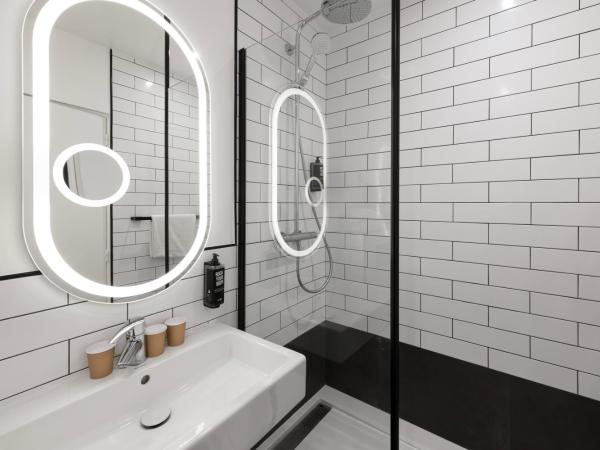 ibis Paris Gare du Nord TGV : photo 3 de la chambre chambre standard avec 1 lit double et 1 lit simple