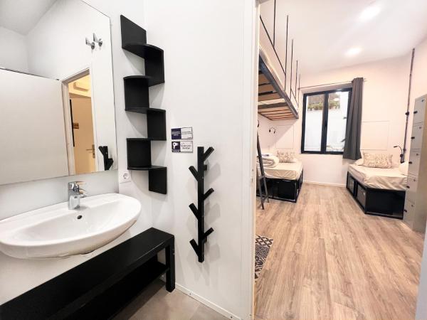 ECO Hostel : photo 8 de la chambre lit simple en dortoir à 5 lits