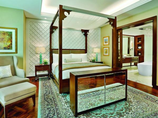 The Ritz-Carlton, Dubai : photo 1 de la chambre suite emirates avec grande terrasse - accès au salon club avec 5 présentations culinaires inclus - petit-déjeuner et boissons gratuites - vue sur océan