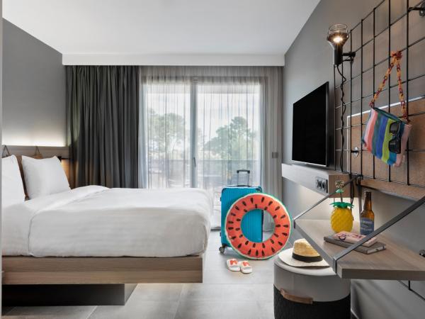 Moxy La Ciotat : photo 1 de la chambre chambre lit queen-size moxy sleeper avec balcon