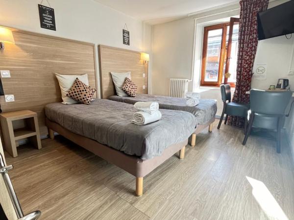 Hôtel Du Cheval Blanc Barcelonnette : photo 7 de la chambre chambre lits jumeaux - vue sur ville