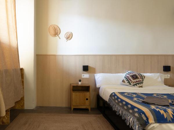 Bird House : photo 2 de la chambre chambre double avec balcon et salle de bains commune