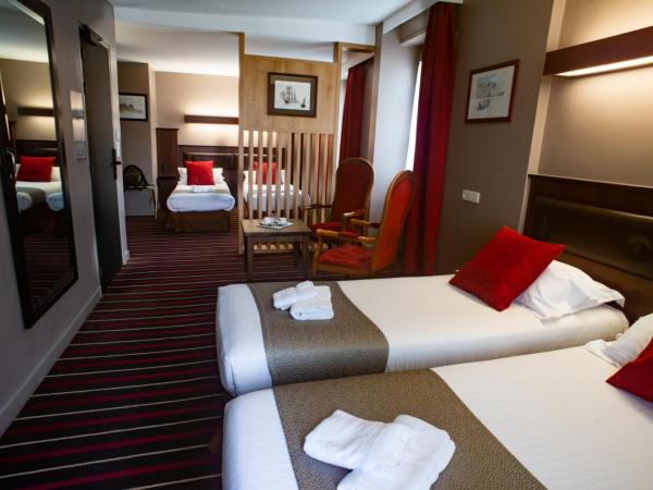 Hotel De L'univers : photo 9 de la chambre chambre quadruple supérieure avec vue sur le château