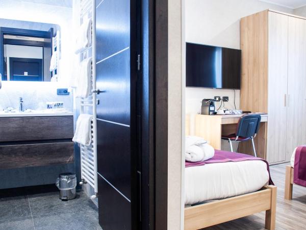 Mercure Palermo Centro : photo 10 de la chambre family -  annex  90 metres from the main building