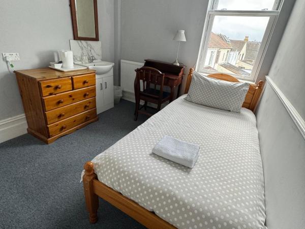 The Elms Guest House Bristol : photo 8 de la chambre chambre simple avec salle de bains commune