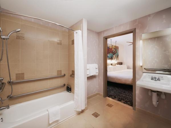 The Barnes San Francisco, Tapestry Collection by Hilton : photo 5 de la chambre chambre lit king-size avec baignoire - accessible aux personnes à mobilité réduite/malentendantes - non-fumeurs