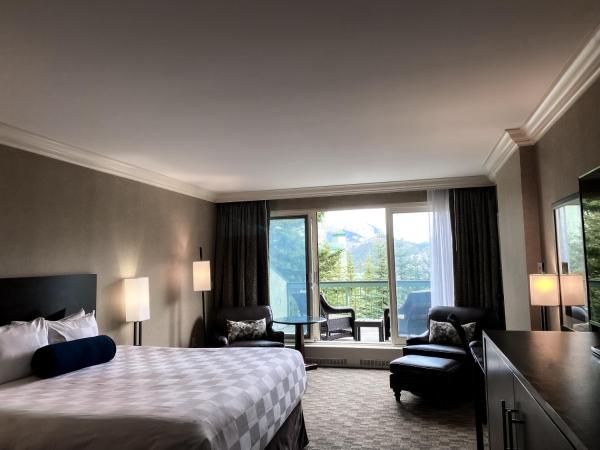 The Rimrock Resort Hotel Banff : photo 5 de la chambre chambre lit king-size de luxe avec balcon et vue