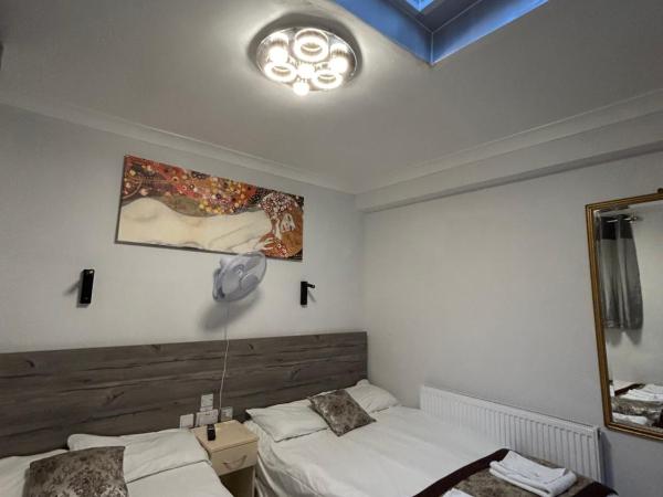 Earls Court Hotel : photo 1 de la chambre chambre quadruple