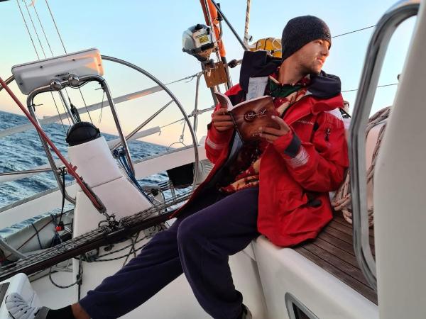 Sleep aboard a beautiful sailboat in Lisbon : photo 1 de la chambre mobile home