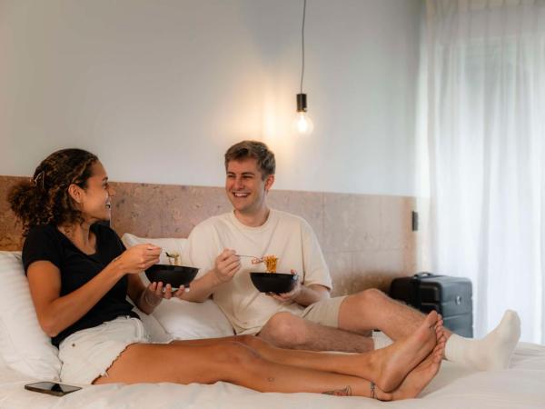 LyLo Brisbane : photo 2 de la chambre chambre lit king-size avec balcon