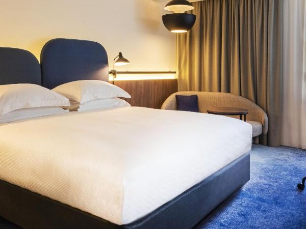 Crowne Plaza - Nice - Grand Arenas, an IHG Hotel : photo 6 de la chambre chambre standard avec 1 lit king-size - douche accessible en fauteuil roulant