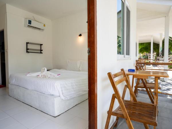 Isara Lanta Beach Resort : photo 4 de la chambre bungalow standard