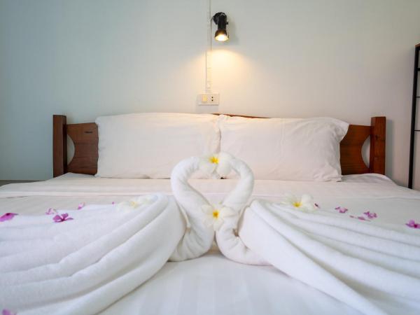 Isara Lanta Beach Resort : photo 4 de la chambre bungalow supérieur