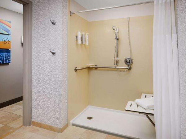 Hampton Inn Ft. Lauderdale-Cypress Creek : photo 4 de la chambre chambre lit queen-size avec douche accessible en fauteuil roulant - adaptée aux personnes à mobilité réduite/non-fumeurs