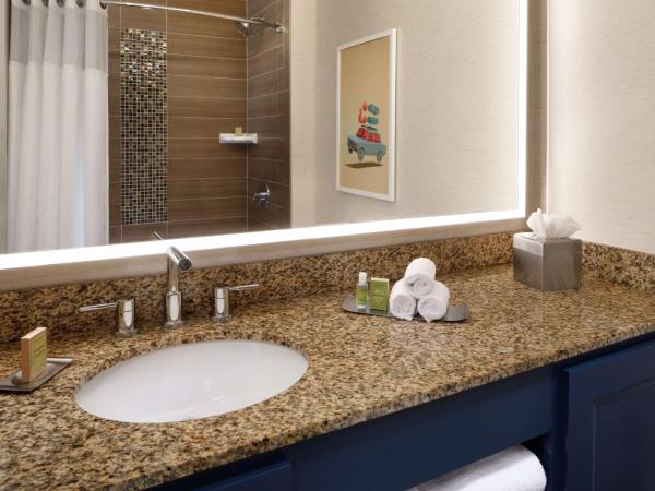 DoubleTree Suites by Hilton Orlando at Disney Springs : photo 6 de la chambre suite 1 chambre lit king-size avec canapé-lit