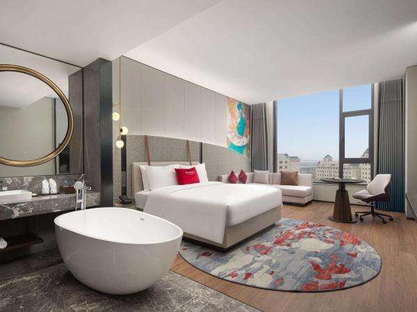 Ramada by Wyndham Qingdao Jiaodong International Airport : photo 1 de la chambre chambre lit king-size premier - non-fumeurs